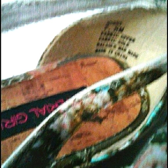 Material Girl Boho Retro Y2K Grayish Floral Beachy Platform Sandals - Picture 9 of 9